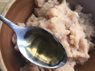 5、快手减脂餐,杂蔬鸡肉小方,鸡肉加入料酒。