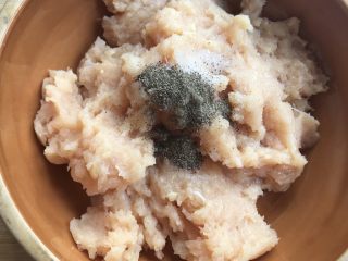 6、快手减脂餐,杂蔬鸡肉小方,加盐和黑胡椒粉。