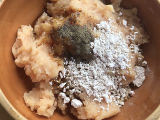 9、快手减脂餐,杂蔬鸡肉小方,加淀粉,再少量加水,搅拌均匀,并且搅上劲。