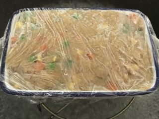 13、快手减脂餐,杂蔬鸡肉小方,方碗包上保鲜膜,然后大火炒锅烧开水后,上架上碗蒸8分钟。