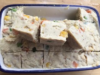 15、快手减脂餐,杂蔬鸡肉小方,用小刀划开,其实把它倒在熟食砧板上切会比较平整。