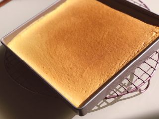 1、芋泥麻薯肉松盒子蛋糕,烤好一盘小四卷，方子在我上一个豆乳盒子蛋糕里有。这里就不重复啦。