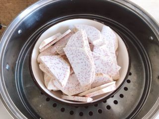 2、芋泥麻薯肉松盒子蛋糕,香芋去皮切片上锅蒸透