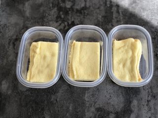 7、芋泥麻薯肉松盒子蛋糕,蛋糕切割成和盒子一样大小的蛋糕片，先放一层蛋糕在底部