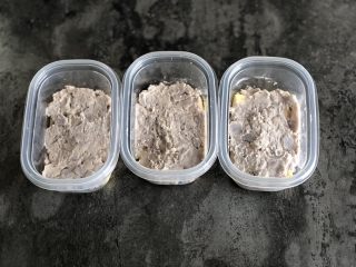 8、芋泥麻薯肉松盒子蛋糕,然后均匀铺上香芋泥，用勺子压平