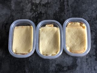 12、芋泥麻薯肉松盒子蛋糕,最后再盖上一层蛋糕