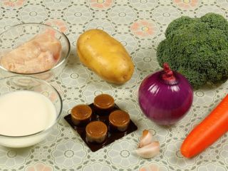 1、土豆咖喱鸡,准备好食材。