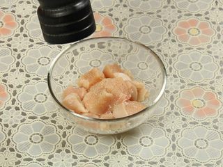 3、土豆咖喱鸡,加入适量的盐、胡椒粉，腌制5分钟左右。