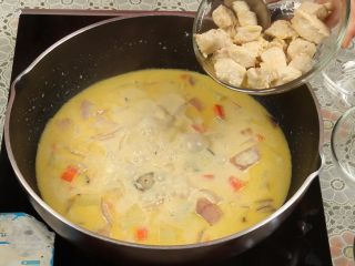 13、土豆咖喱鸡,加入之前炒好的鸡肉，继续焖煮。