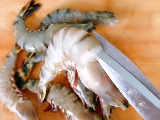 4、油闷大虾,用剪刀开背，我觉得剪刀更方便