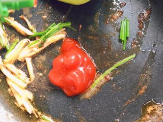 11、油闷大虾,放入番茄酱，料酒