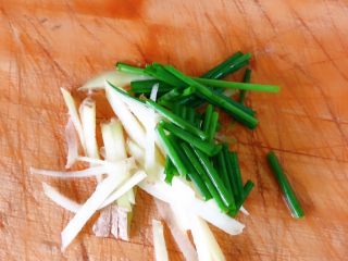 9、油闷大虾,准备葱姜