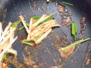 10、油闷大虾,用煎虾的锅不用洗，下入葱姜