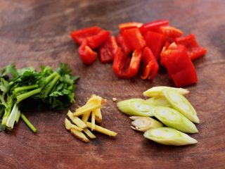 3、丝瓜花蛤炖豆腐,红椒切块，葱姜片丝，香菜切段。