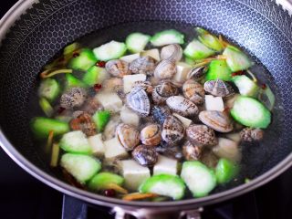 10、丝瓜花蛤炖豆腐,再放入洗净的花蛤。