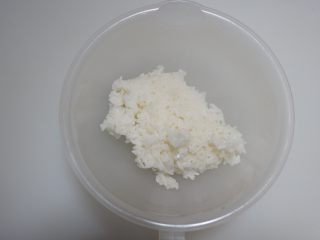 1、腰带炒饭便当盒「14」,将米饭放入容器里