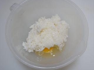 2、腰带炒饭便当盒「14」,打入一个鸡蛋。