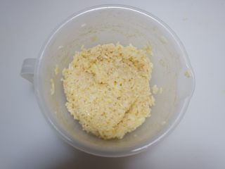 3、腰带炒饭便当盒「14」,加少许盐拌匀。