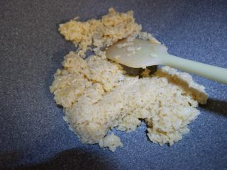 5、腰带炒饭便当盒「14」,将米饭放入将蛋液炒干