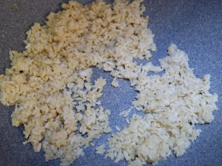 6、腰带炒饭便当盒「14」,炒好的米饭稍稍放凉。