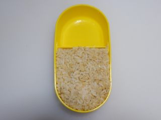 7、腰带炒饭便当盒「14」,装进便当盒一多半的位置。用隔菜板固定好。