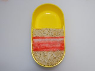 10、腰带炒饭便当盒「14」,修成跟便当和大小相同的片。像图片这样摆放进去固定好。