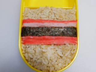 13、腰带炒饭便当盒「14」,像图片这样摆进去。摆在蟹棒皮的中心处。