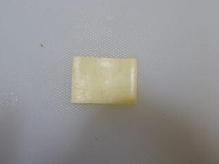 15、腰带炒饭便当盒「14」,先切出适合便当盒大小的长方形。