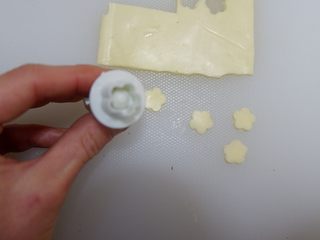 18、腰带炒饭便当盒「14」,剩余的芝士片。找一个压花模具。压几个小花装饰。