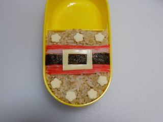 19、腰带炒饭便当盒「14」,像这样摆上去。如果不牢固可以粘少许沙拉酱。