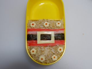 20、腰带炒饭便当盒「14」,用番茄酱点出花心。