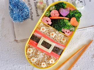 25、腰带炒饭便当盒「14」,最后按照颜色搭配依次把配菜放好。完成*