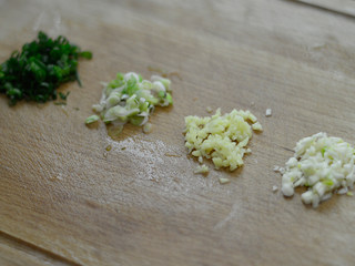 6、胡萝卜木耳炒鸡蛋,姜、蒜、葱白、葱绿都切沫