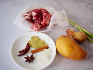 1、排骨炖土豆,准备好材料