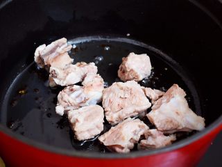 4、排骨炖土豆,放入排骨翻炒至上糖色
