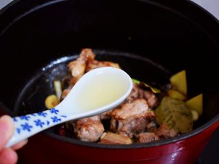 6、排骨炖土豆,加入料酒