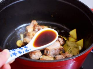 7、排骨炖土豆,加入生抽