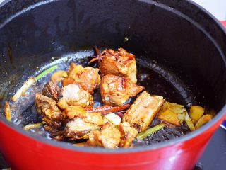 9、排骨炖土豆,翻炒至上色