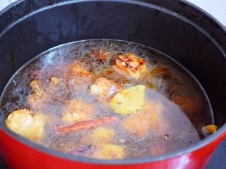 10、排骨炖土豆,加入适量的清水,没过食材即可