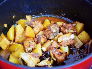 15、排骨炖土豆,再转大火收汁即可