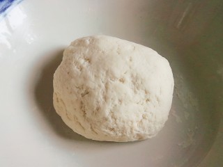 3、鸡蛋灌饼,用凉水揉成光滑面团