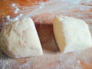4、鸡蛋灌饼,分成大小均匀的两块