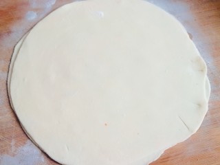 10、鸡蛋灌饼,把另一块面皮放上去然后在擀的薄一点