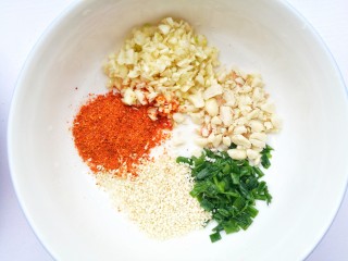 1、好吃到哭的黄磊老师同款拌面,准备食材：面条1份、葱末适量、蒜末适量、辣椒粉适量、老抽2勺、陈醋2勺、雪碧2勺、老干妈2勺、芝麻1勺、胡萝卜丝适量、黄瓜丝适量。碗中装入葱末，蒜末，辣椒粉，花生碎，白芝麻。