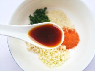 2、好吃到哭的黄磊老师同款拌面,加2勺生抽。