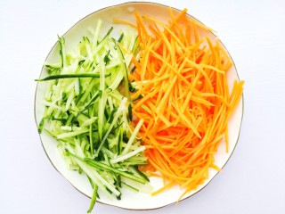 7、好吃到哭的黄磊老师同款拌面,准备好胡萝卜丝和黄瓜丝。