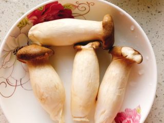 1、杏鲍菇吃出肉的味道-椒盐杏鲍菇,买来杏鲍菇，清洗干净。