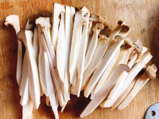 2、杏鲍菇吃出肉的味道-椒盐杏鲍菇,切成细丝。