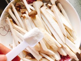 3、杏鲍菇吃出肉的味道-椒盐杏鲍菇,撒入1勺盐，搅拌均匀后腌制20分钟。