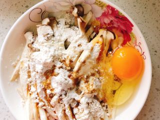 8、杏鲍菇吃出肉的味道-椒盐杏鲍菇,打入1整个鸡蛋。